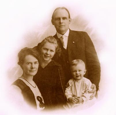 Biskop Stoeve familie.jpg - Pastor David R. Stoeve and his wife and  children Marie and Robert, about 1920.